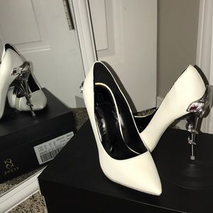 Scene White Pumps